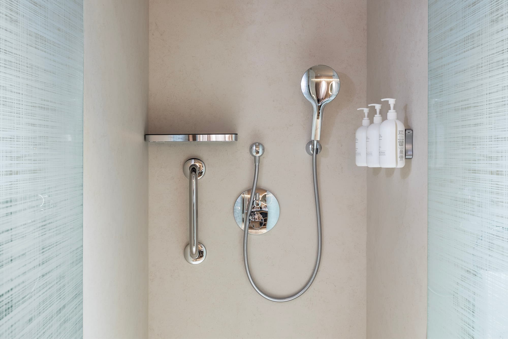 Evolution Valbom Room Chuveiro Amenities