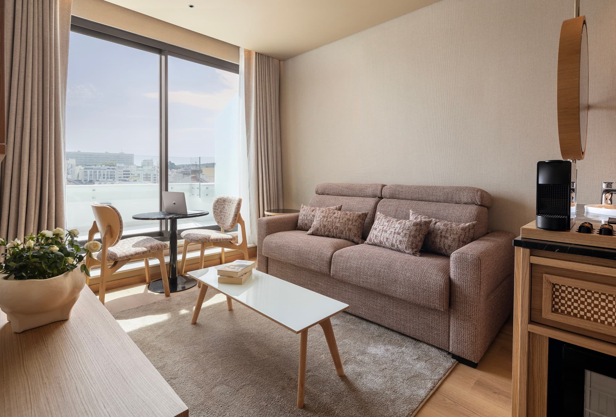 Evolution Valbom Coolest Varanda Suite Sala Estar