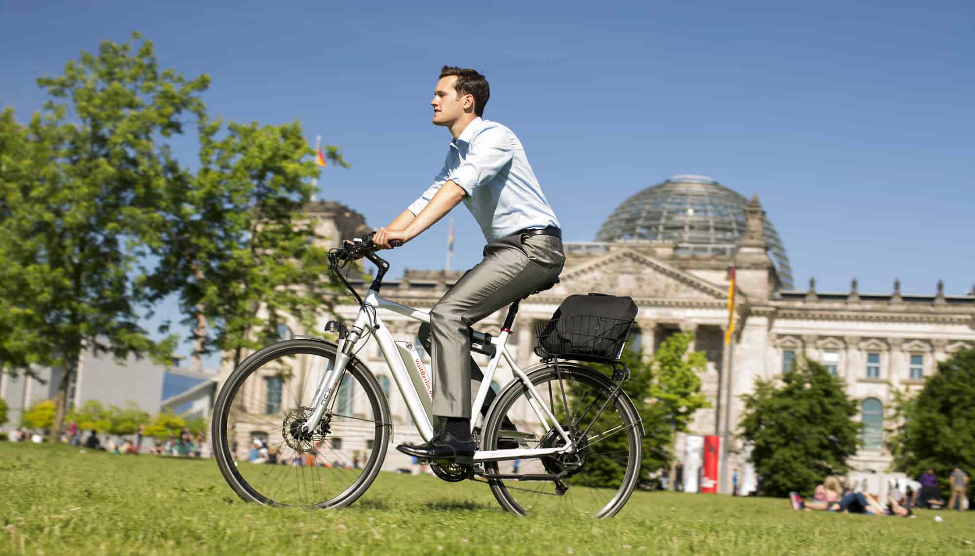 Germany-berlin-Reichstag-Building-business-people-with-bicycle