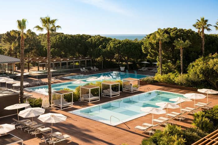 Jardins e piscinas
