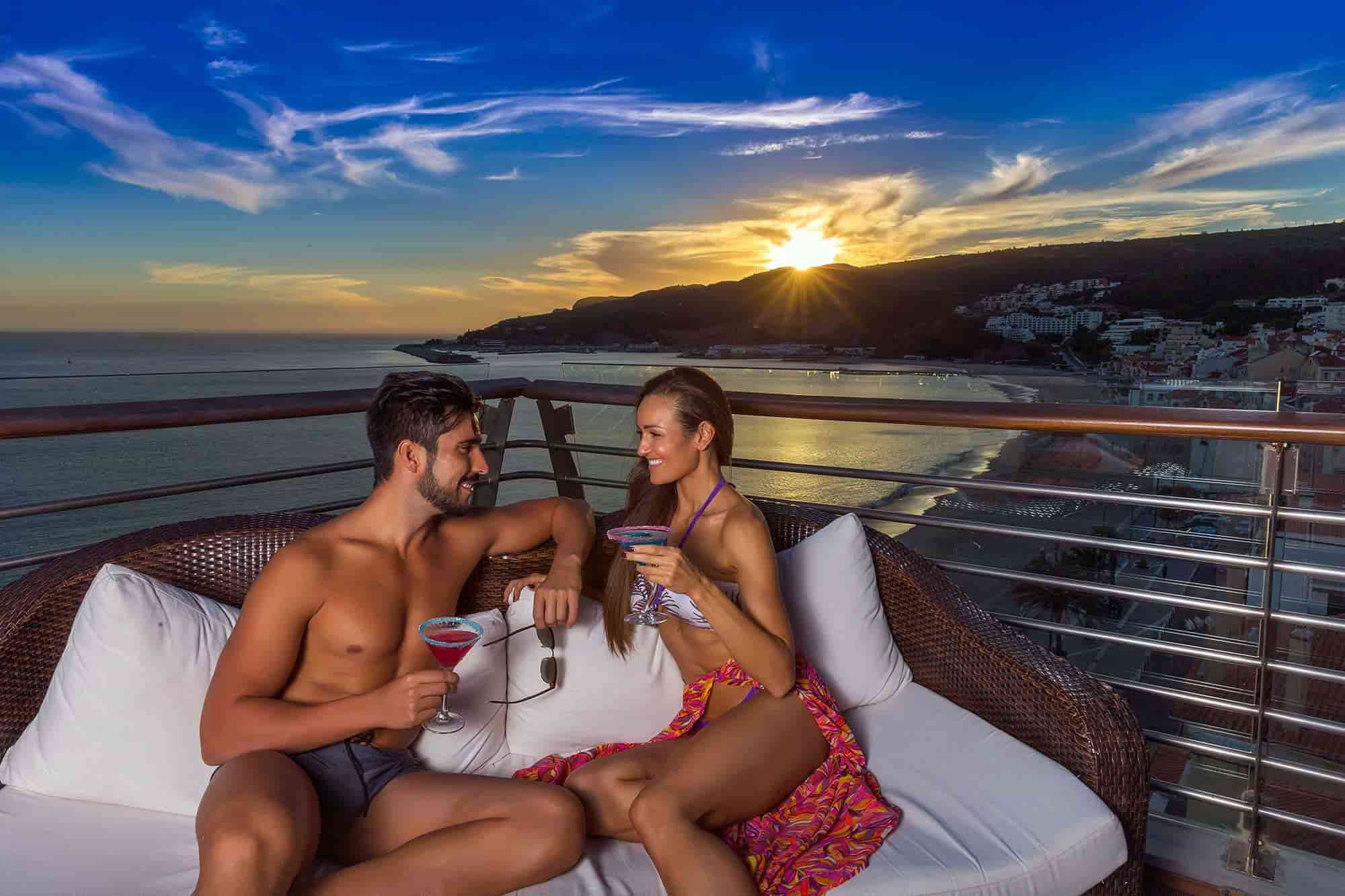 Sana Sesimbra-Piscina com por de sol e casal