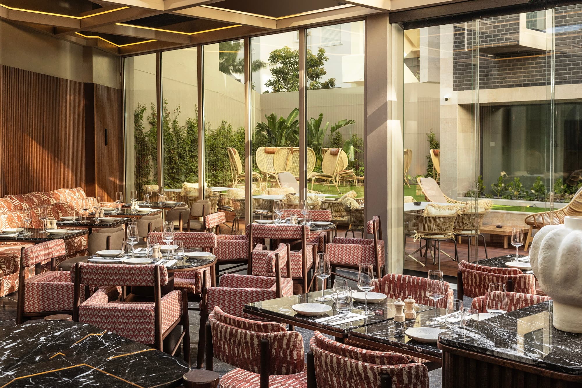 Evolution Valbom Patio Mesas Refeicao Dia