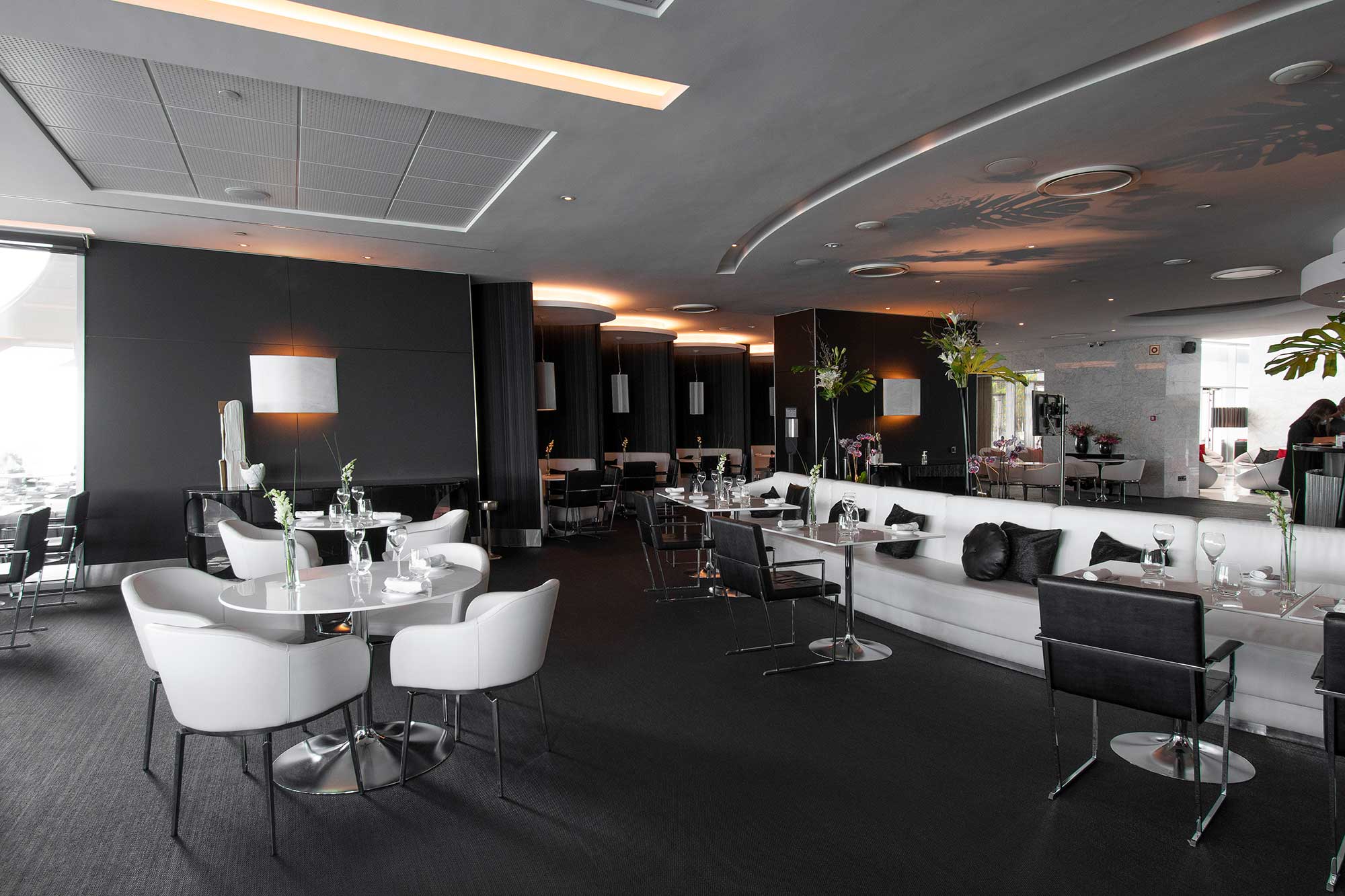 River Lounge Restaurant & Bar