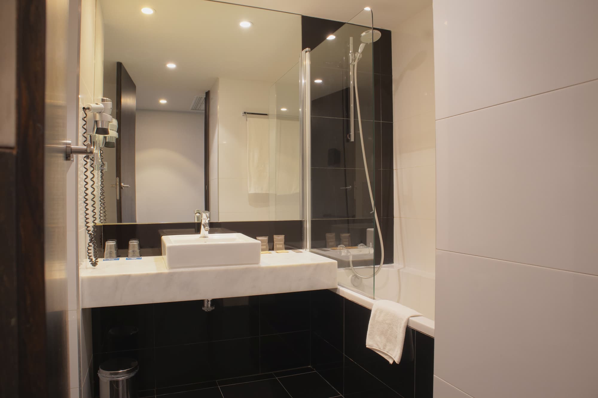 Sanasilvercoast Double Room Bathroom3