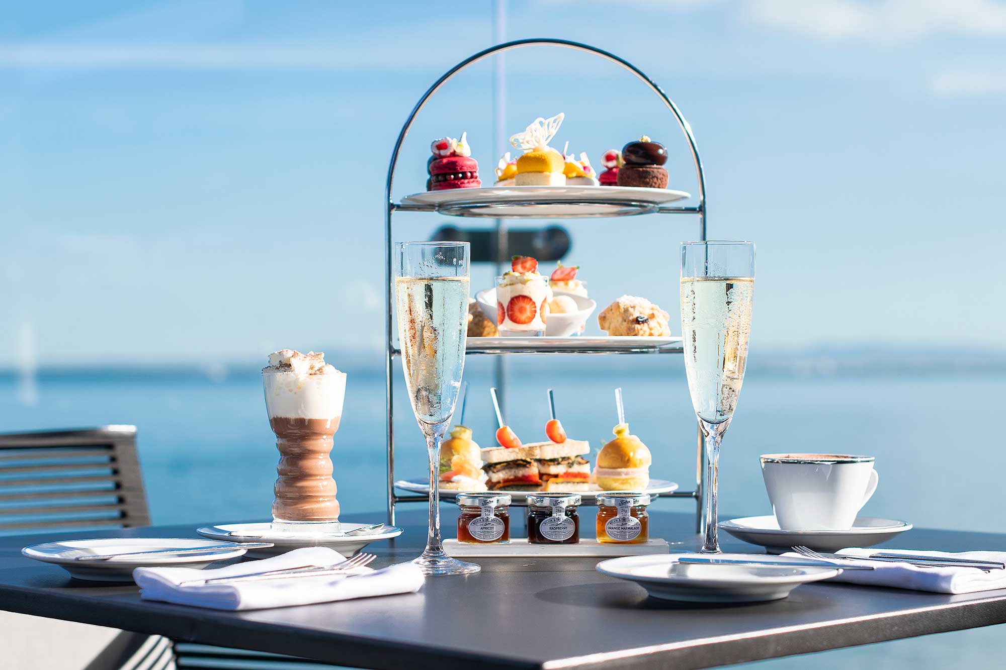 River Lounge Restaurant & Bar